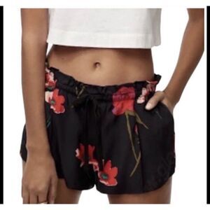 Aritzia Wilfred Womens Montrouge Shorts Size Medium M Black Floral NEW WITH TAGS